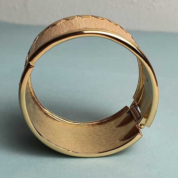 Statement Art Deco Wide Bangle Clamper Bracelet Zig-Zag Tan Gold Tone Me… - Picture 7 of 7